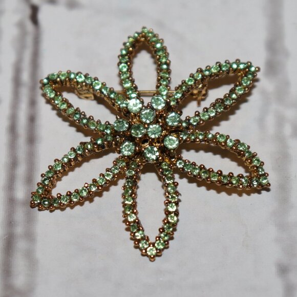 ๐ฟ Vintage Gold & Green Rhinestone Flower Brooch โ 2" Wide ๐ - Picture 1 of 5